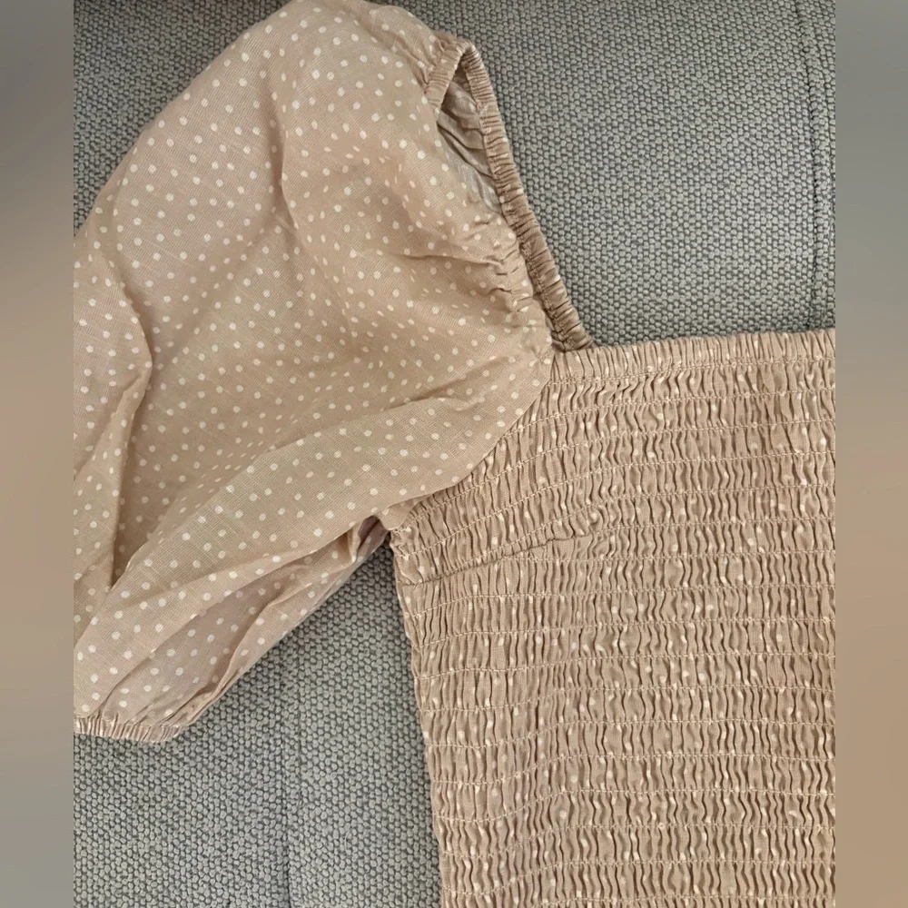 **NWT** Abercrombie & Fitch Smocked Puff Sleeve Crop Top Beige Polka Dot - Small - Picture 4 of 6